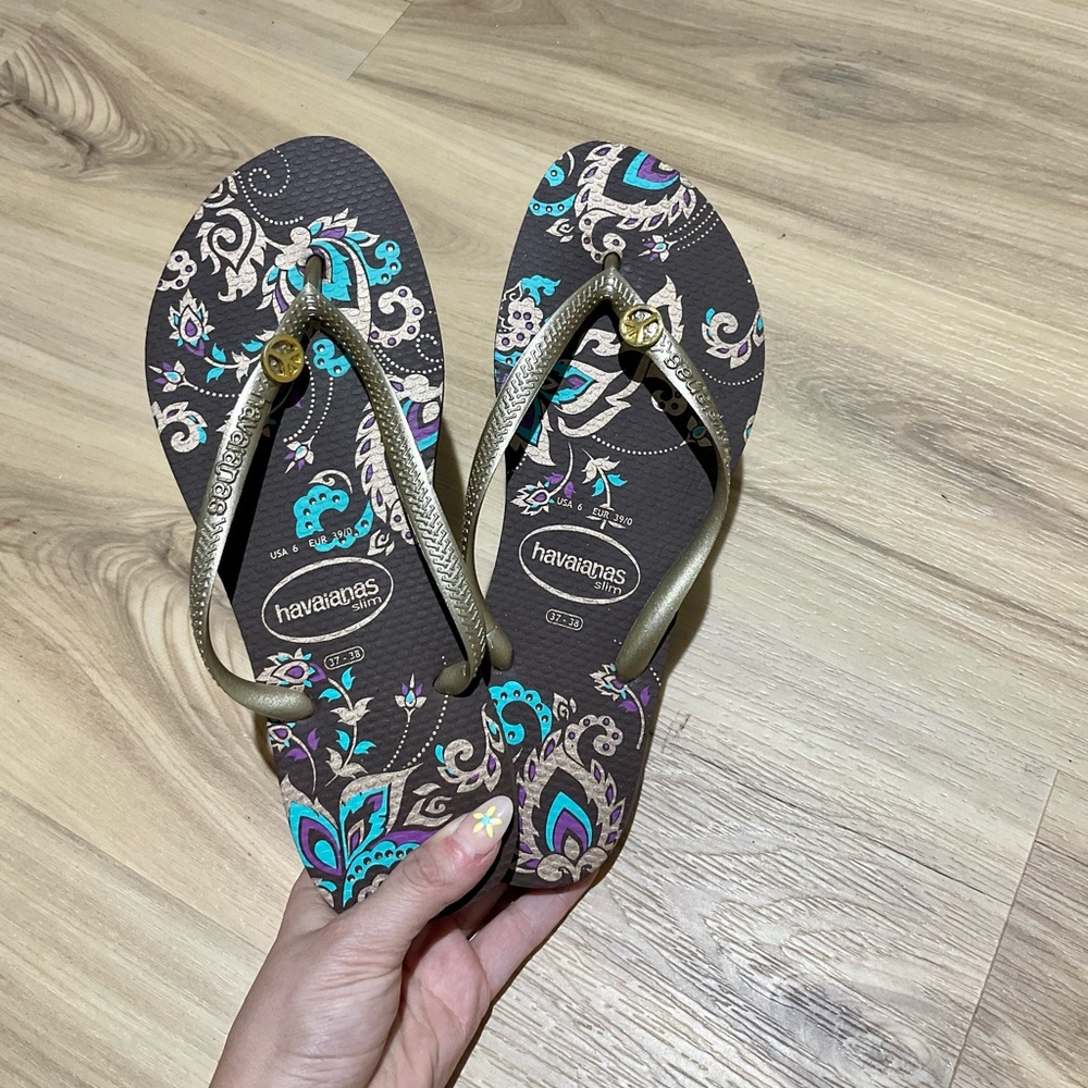 Brown Havaianas sandals with jewel peace signs